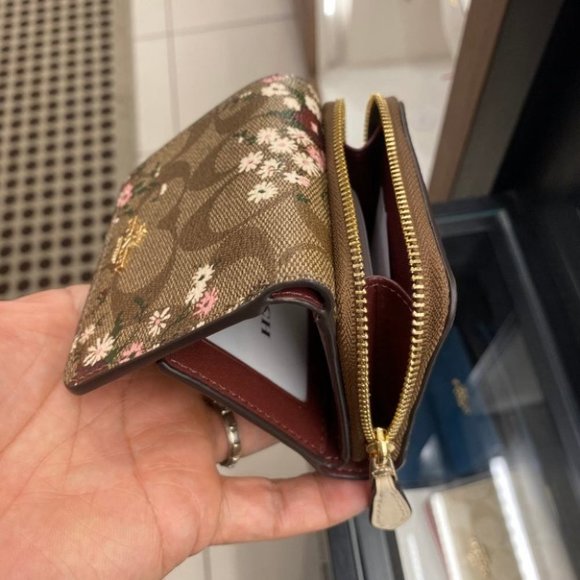 Trifold Wallet With Dandelion Floral - Picture 2 of 8